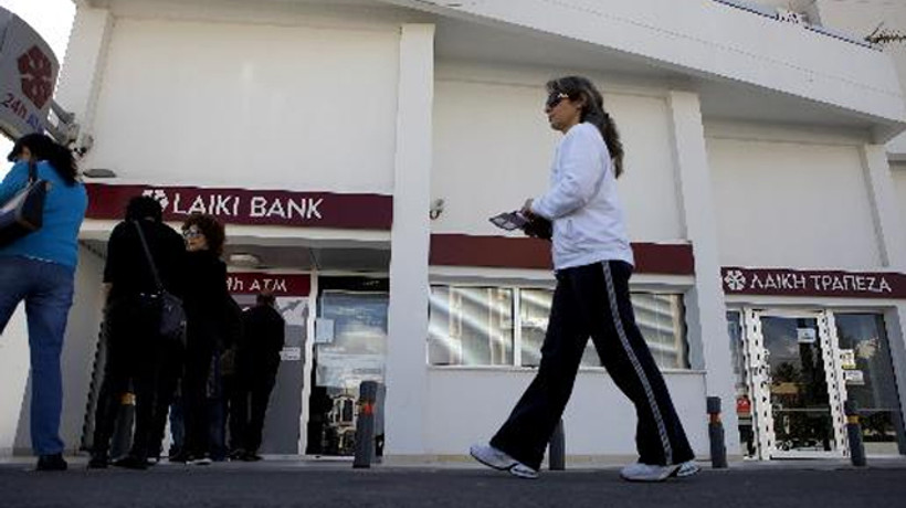 Bankadan parasını almaya buldozerle geldi