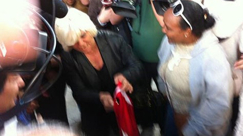 Rumlar Türk bayrağını yakmaya çalıştılar