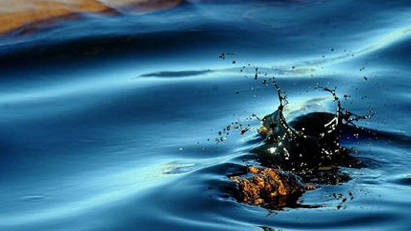 Tonlarca petrol denize aktı!