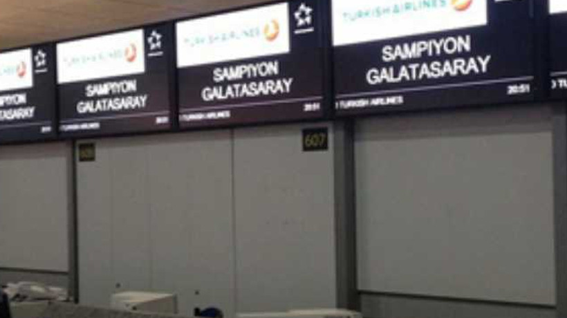 Londra havaalanında "Şampiyon Cimbom" yazısı!