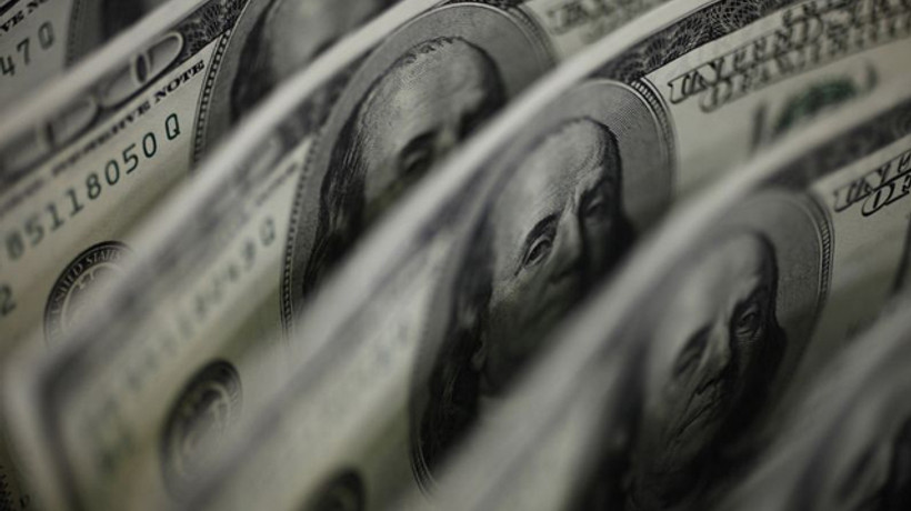 Kolunu sallasan milyonere çarpıyor!