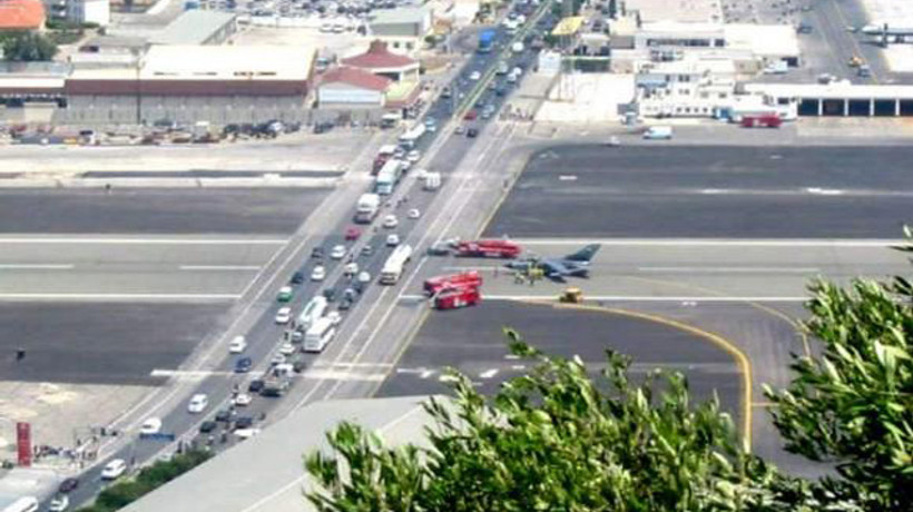 Ortasından otoban geçen uçak pisti!