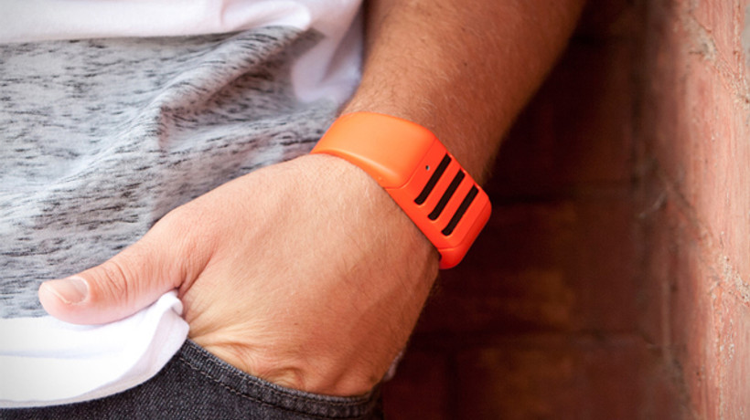 Bu bilekliği takanla dikkatli konuşun!