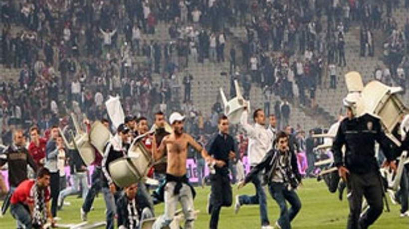 Futbolcular da birbirine girmiş!