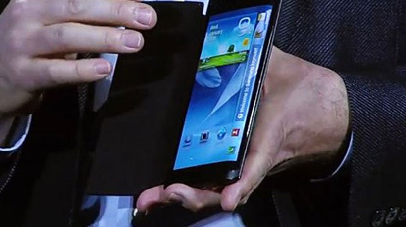 Samsung'dan kıvrık telefon!
